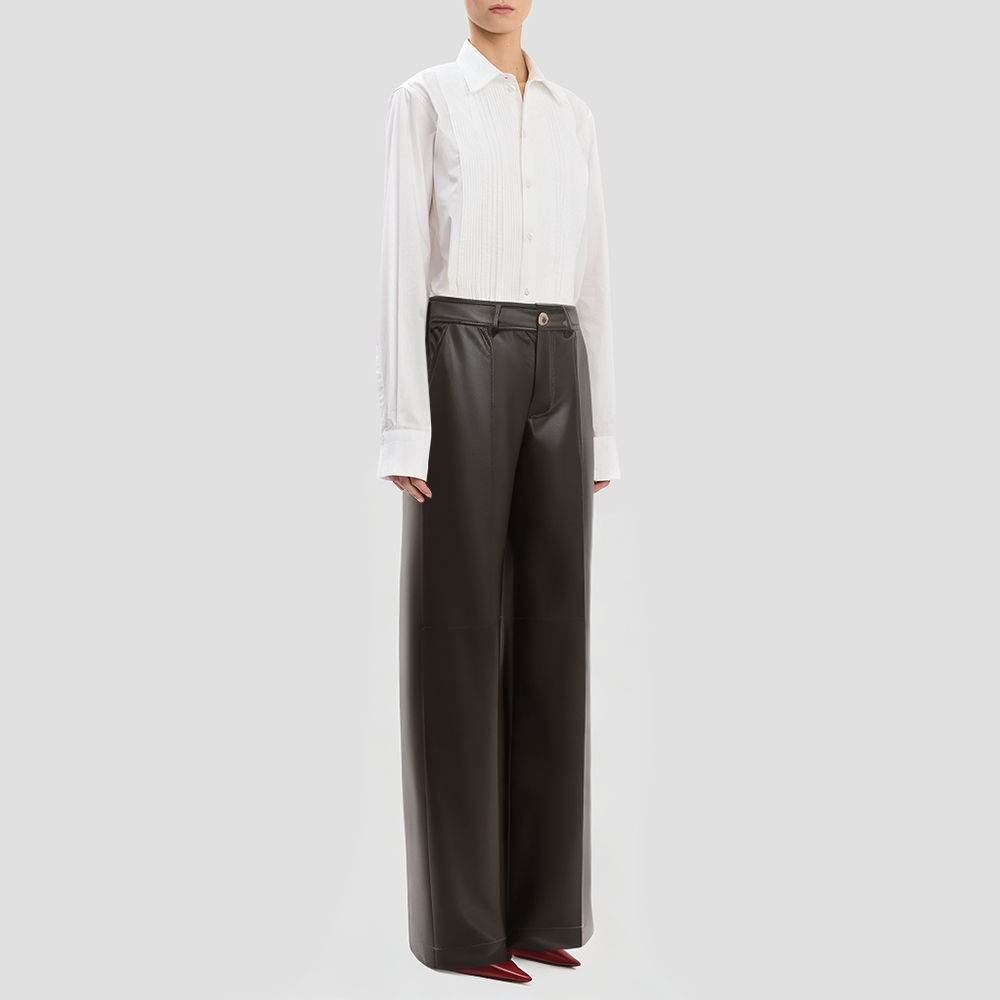 Full-length denim jeans with red zipper closure