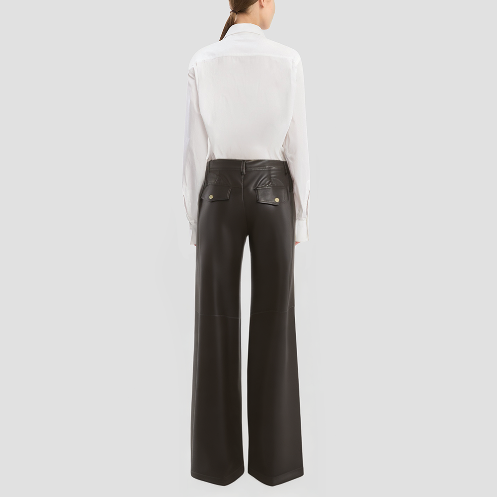 Full-length denim jeans with red zipper closure