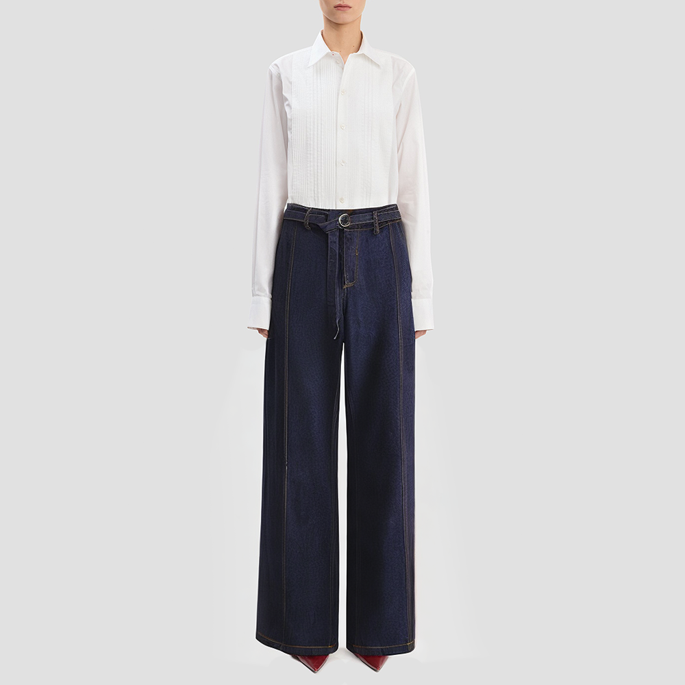Vintage-style straight-leg jeans with a belt